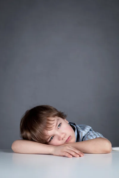 Tänkande student sitter vid skrivbord — Stockfoto