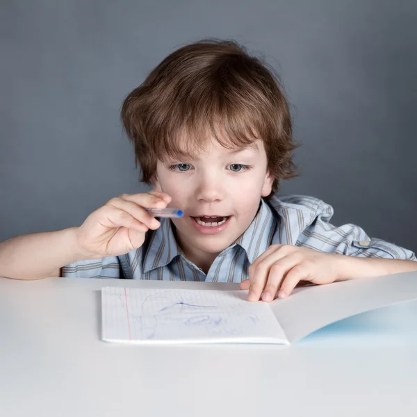 Glad student sitter vid skrivbord — Stockfoto