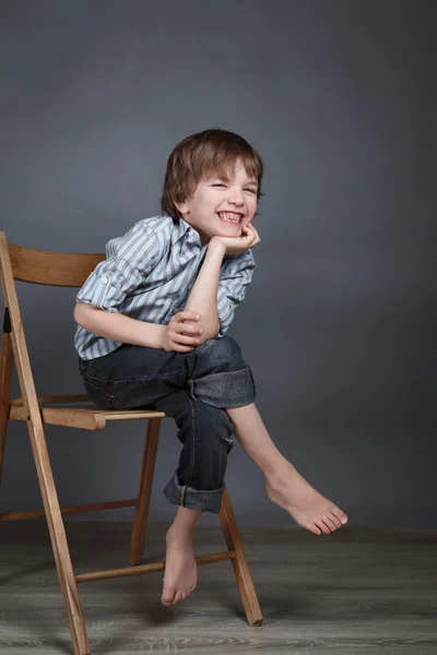 Mutlu portre, sevinç çocuk gri bir arka plan üzerinde — Stok fotoğraf