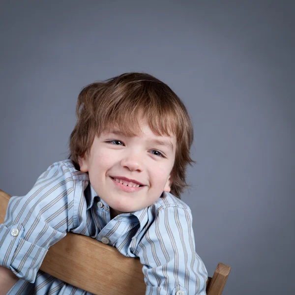 Portret szczęśliwy, radość chłopiec na szarym tle — Zdjęcie stockowe