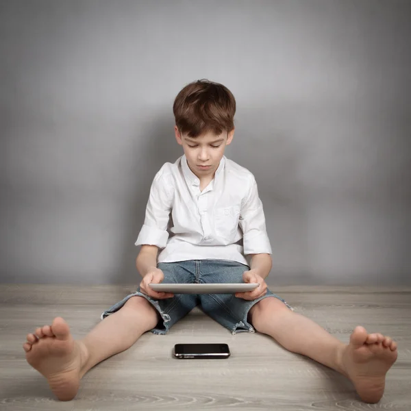 Niño jugando en la tableta — Foto de Stock