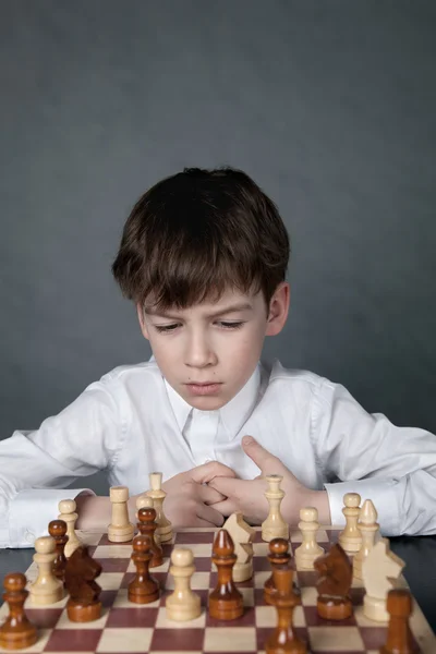 Menino pensativo jogando xadrez, estúdio — Fotografia de Stock
