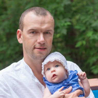 Mutlu baba yavaşça küçük kızı hugs