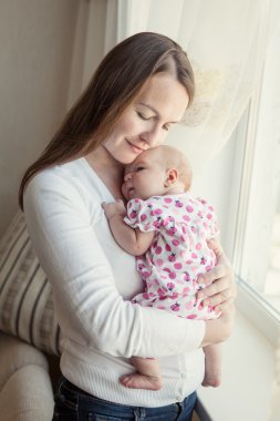 Mutlu anne küçük kızını sarılma
