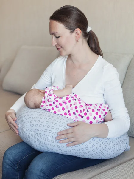 Anne bebeğini emziriyor.