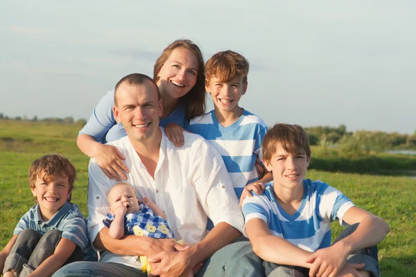 Grote en gelukkige familie — Stockfoto