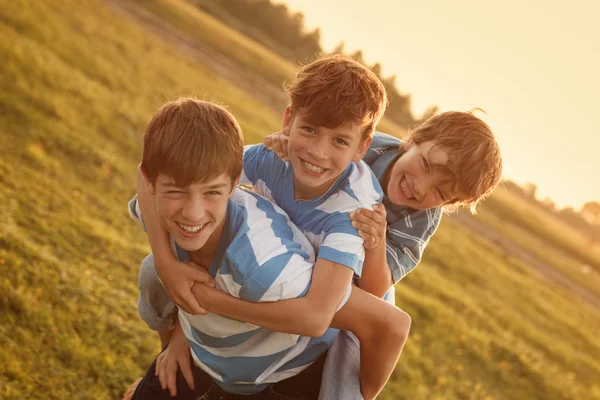 Retrato de três irmãos alegres felizes — Fotografia de Stock