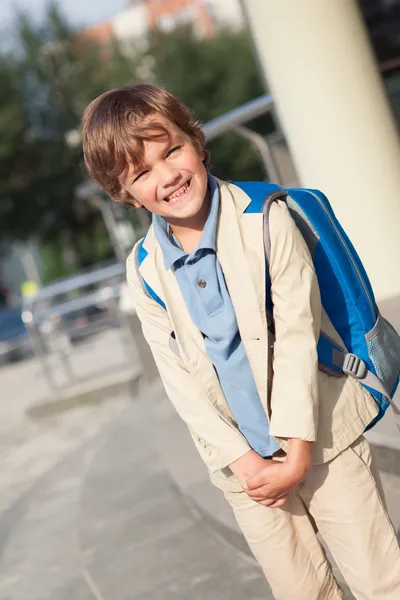 Retrato de colegial feliz con mochila — Foto de Stock