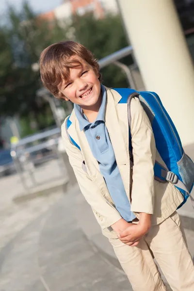 Portret van gelukkig schooljongen met rugzak — Stockfoto