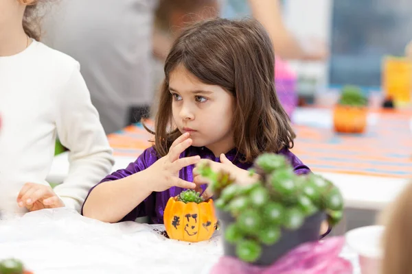 Enfant Peint Pot Fleurs Forme Citrouille Pour Halloween — Photo