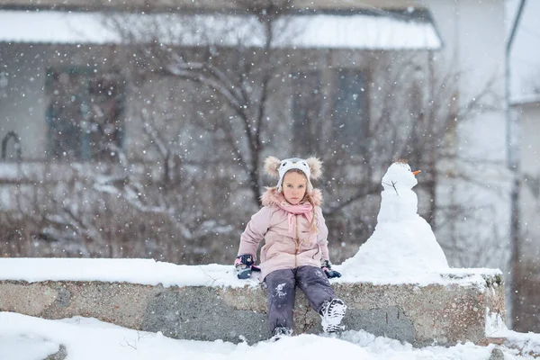 Girl Hugs Snowman Winter Walk Seashore House Outdoor — Stock Photo, Image