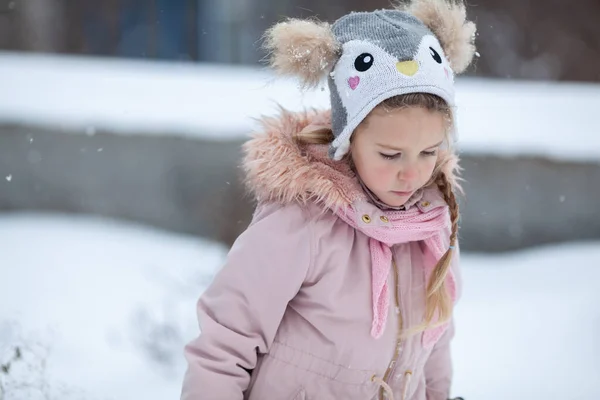 Portret Dziewczyny Czapce Różowej Kurtce Tle Śniegu Zimowy Spacer Dziecka — Zdjęcie stockowe