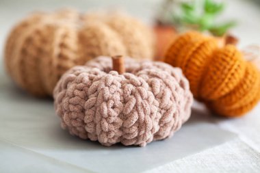 Sonbahar dekorasyonu için el yapımı kumaş balkabakları. Cadılar bayramı için balkabağı ördüm.