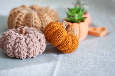 Sonbahar dekorasyonu için el yapımı kumaş balkabakları. Cadılar bayramı için balkabağı ördüm.