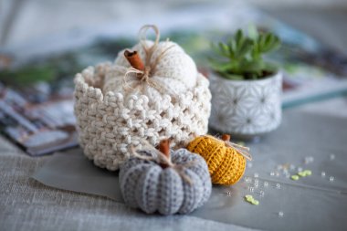 Sonbahar dekorasyonu için el yapımı kumaş balkabakları. Cadılar bayramı için balkabağı ördüm.