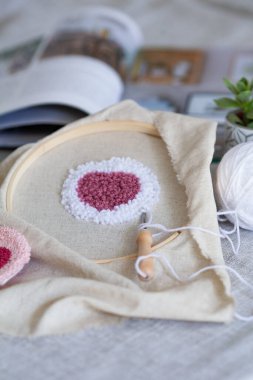 İğne iplikli halı nakışı, el yapımı ürünler, ev dekorasyonu.