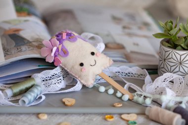 Çocukların yaratıcılığı için dikilmiş oyuncak, çubukta buzlu şeker.