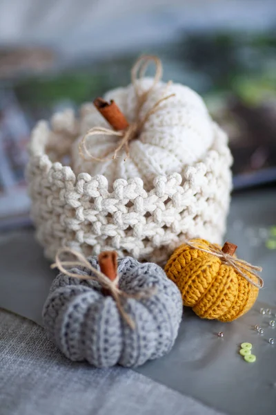 Handgefertigte Kuschelige Stoffkürbisse Für Die Herbstliche Dekoration Gestrickte Kürbisse Für — Stockfoto