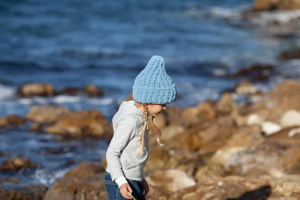 Счастливая Красивая Девушка Идет Вдоль Морского Побережья Фоне Моря Красивого — стоковое фото