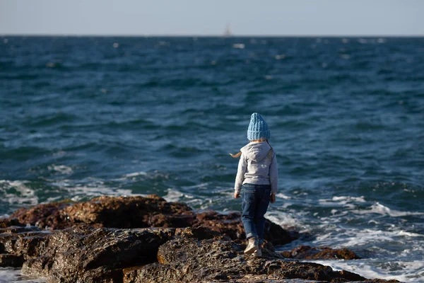 Mutlu Güzel Kız Denizin Arka Planında Güzel Bir Manzaranın Arkasından — Stok fotoğraf