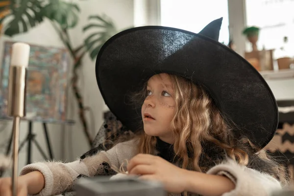Portrait Fille Costume Sorcière Chapeau Noir Sur Tête Enfant Fête — Photo