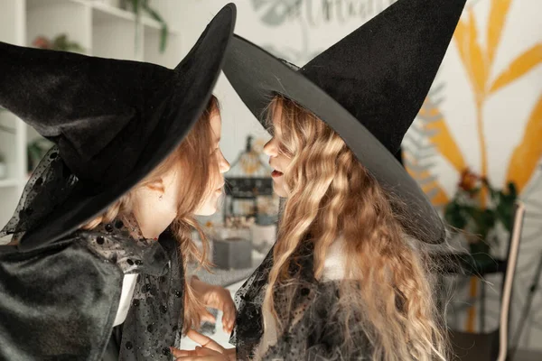 Deux Filles Costumes Sorcière Fête Halloween Les Enfants Portent Des — Photo