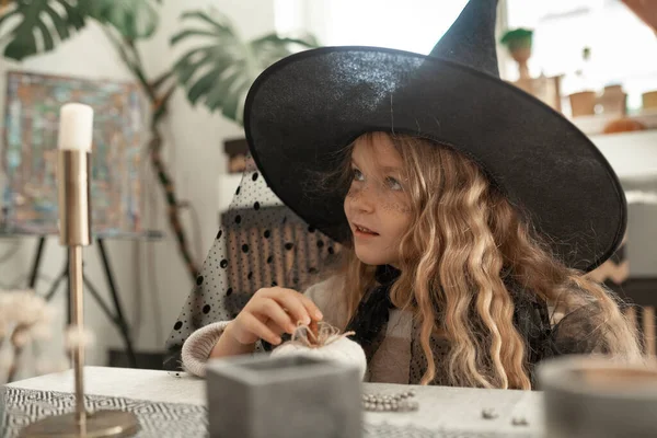 魔女の衣装を着た少女の肖像 子供の頭に黒い帽子 ハロウィンパーティー — ストック写真
