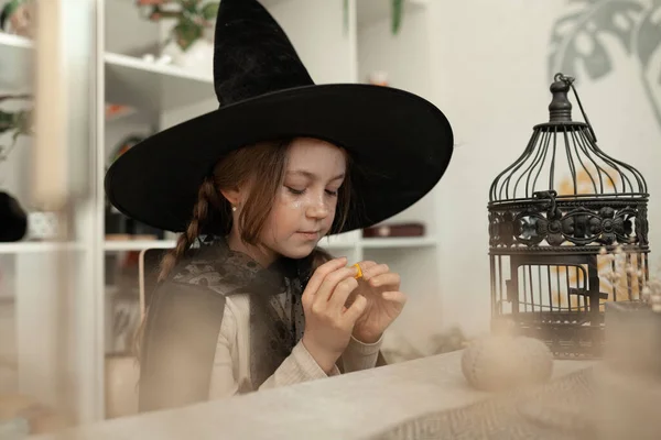 魔女の衣装を着た少女の肖像 子供の頭に黒い帽子 ハロウィンパーティー — ストック写真
