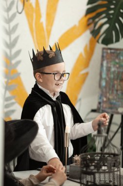 Cadılar Bayramı 'nda kostümlü mutlu bir çocuğun portresi.