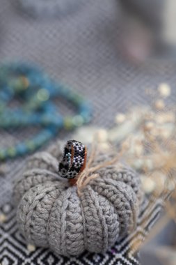 Sonbahar dekorasyonu için el yapımı kumaş balkabakları. Cadılar bayramı için balkabağı ördüm, ev dekorasyonu için.