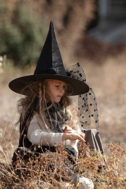 Cadılar Bayramı için kostümlü kız, şehirde yürüyüş.