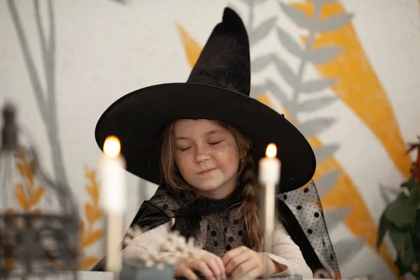 魔女の衣装を着た少女の肖像 子供の頭の黒い帽子 ハロウィーンの休日 — ストック写真