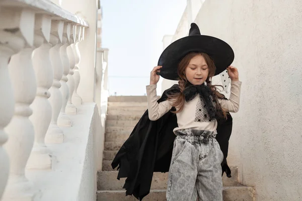 Девушка Костюмах Празднику Хэллоуина Поднимается Лестнице Гуляет Городу — стоковое фото