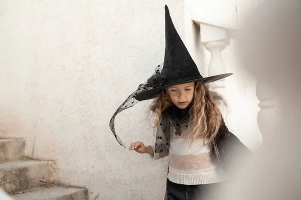 Fille Costumes Pour Les Vacances Halloween Près Mur Marcher Dans — Photo