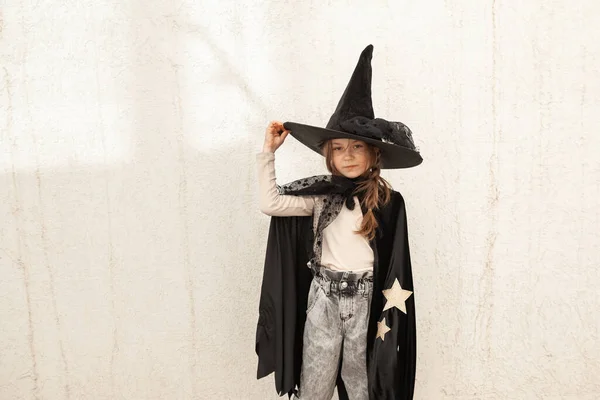 Cadılar Bayramı Tatili Için Kostümlü Kız Duvarın Yanında Şehirde Yürü — Stok fotoğraf