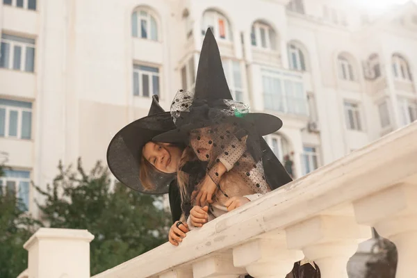 Enfants Costumes Pour Fête Halloween Lors Une Promenade Dans Ville — Photo