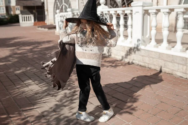 Девушка Костюмах Хэллоуин Праздник Прогулка Городу — стоковое фото