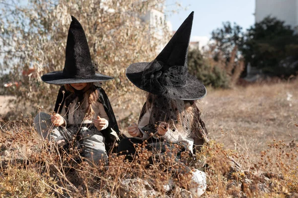 Dívky Kostýmech Halloween Dovolenou Procházka Městě — Stock fotografie