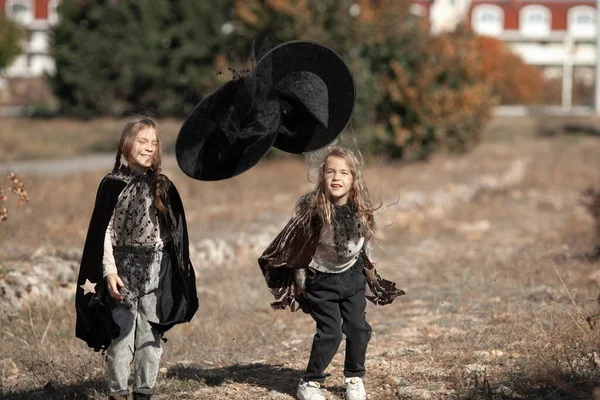 Mädchen Kostümen Für Den Halloween Feiertag Spaziergang Der Stadt — Stockfoto