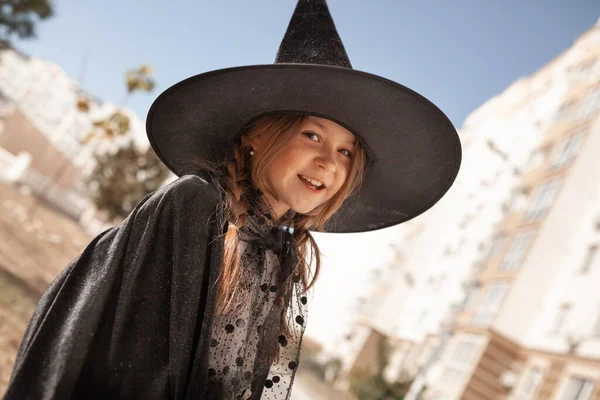 Κορίτσι Κοστούμια Για Τις Διακοπές Του Halloween Πόδια Στην Πόλη — Φωτογραφία Αρχείου