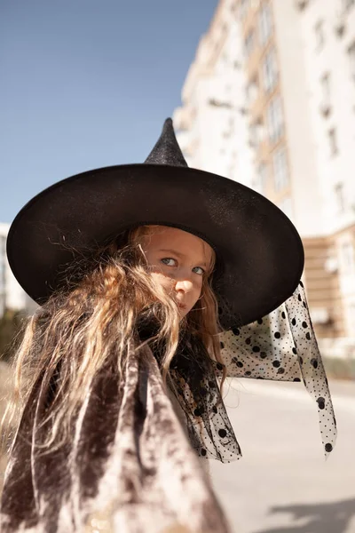 Cadılar Bayramı Için Kostümlü Kız Şehirde Yürüyüş — Stok fotoğraf