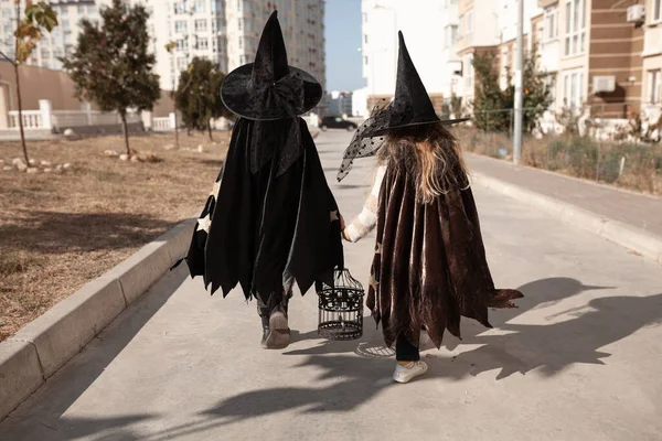 Cadılar Bayramı Partisi Için Kostümlü Çocuklar Şehirde Yürüyüş Yapıyor — Stok fotoğraf