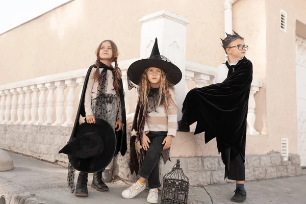 Enfants Costumes Pour Les Vacances Halloween Près Mur Promenade Dans — Photo