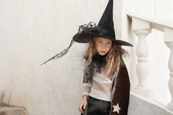 Cadılar Bayramı Tatili Için Kostümlü Kız Duvarın Yanında Şehirde Yürü — Stok fotoğraf