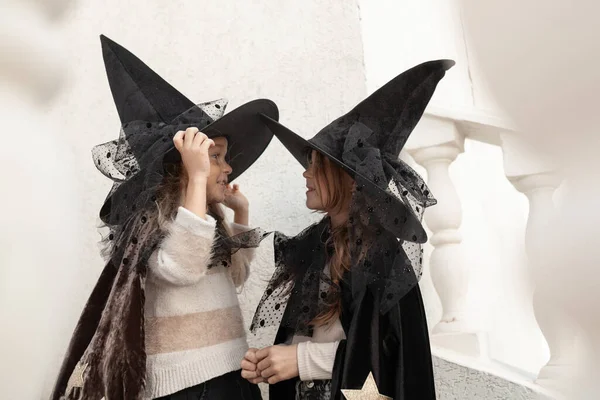 Cadılar Bayramı Için Kostümlü Iki Kız Arkadaşın Portresi Cadı Şapkalı — Stok fotoğraf