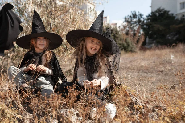 Chicas Trajes Para Las Vacaciones Halloween Caminar Por Ciudad — Foto de Stock