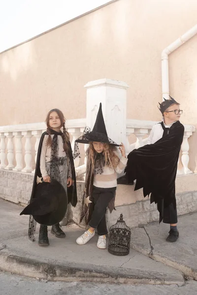 Enfants Costumes Pour Les Vacances Halloween Près Mur Promenade Dans — Photo