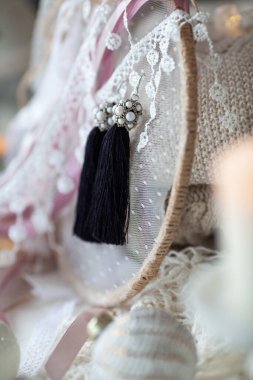 Süslü, güzel, dantelli püsküller. Tatil için şık bir aksesuar. Dantelli güzel püsküller. Tatil için şık bir aksesuar..