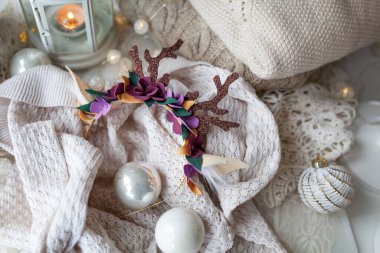 Foamiranın geyik boynuzlarıyla güzel bir yeni yıl bandı. Noel aksesuarı