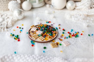 Mozaik, vitray mozaik, noel dekorasyonu için çok renkli camlar.